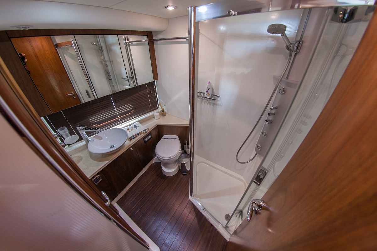 Аренда моторной яхты Sunseeker 70 в Москве - душ и гальюн